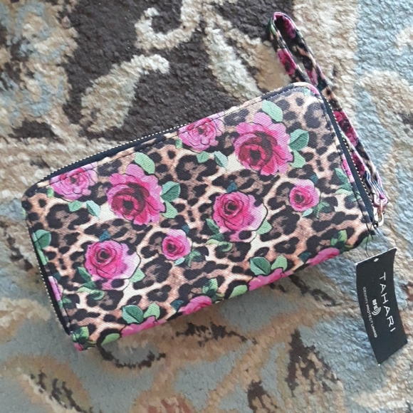 Tahari RFID pretty wristlet - Picture 14 of 14